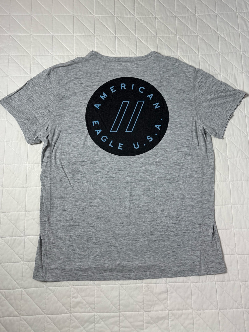 American Eagle Circle Graphic Logo T-Shirt
Heather Grey - Men's Size Large (L)